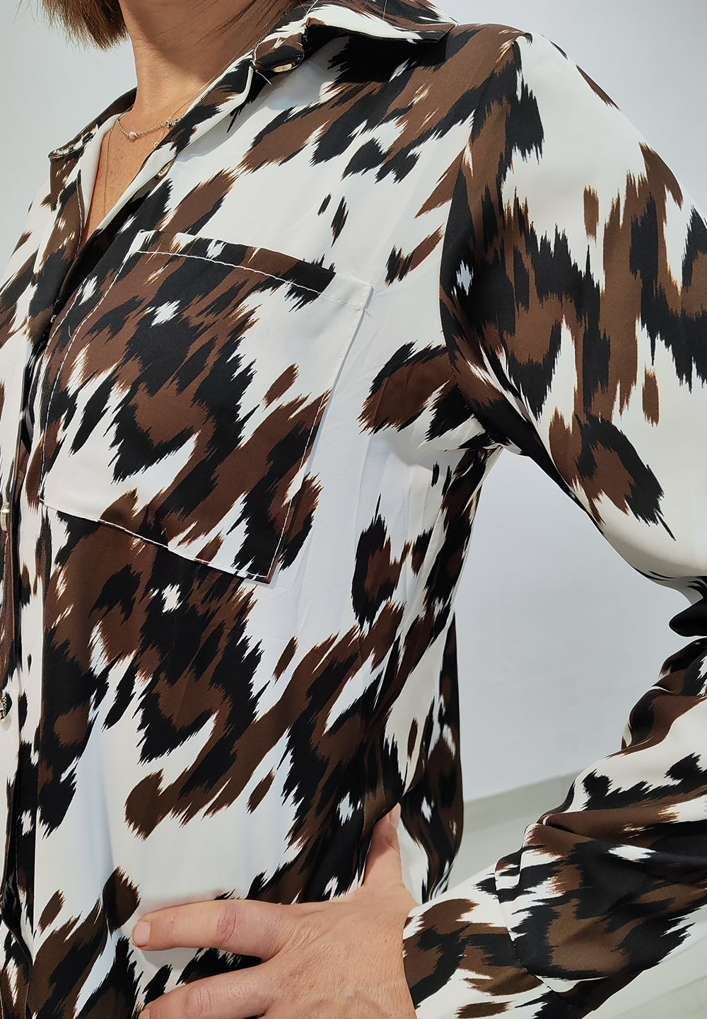 Camisa estampada manchas