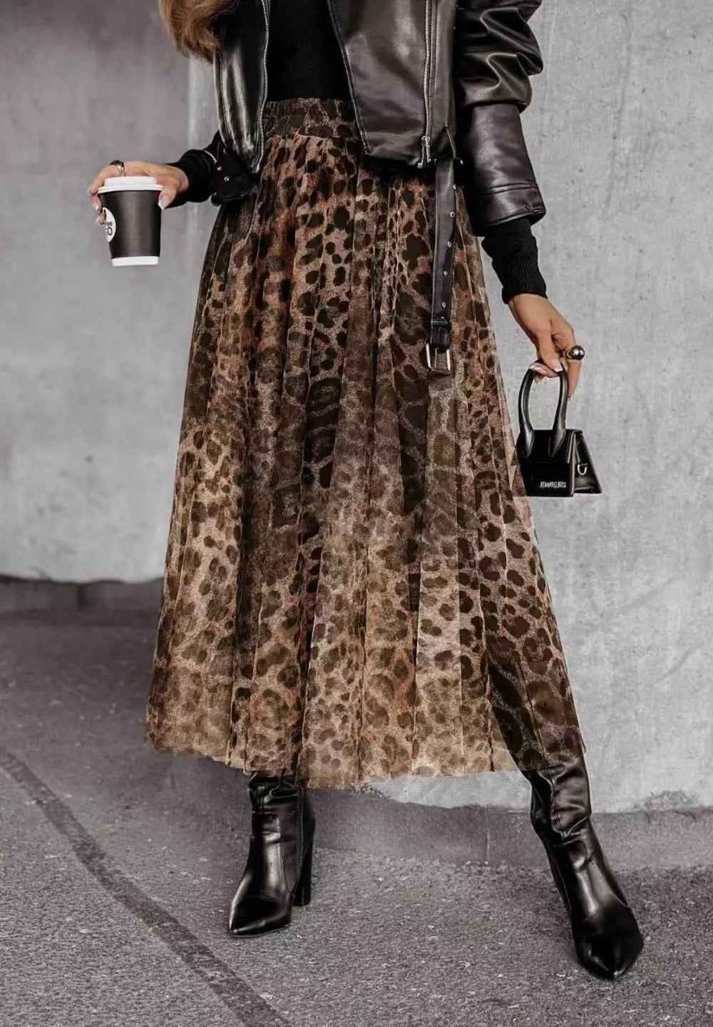 Falda larga de tul estampado animal para un look moderno y elegante