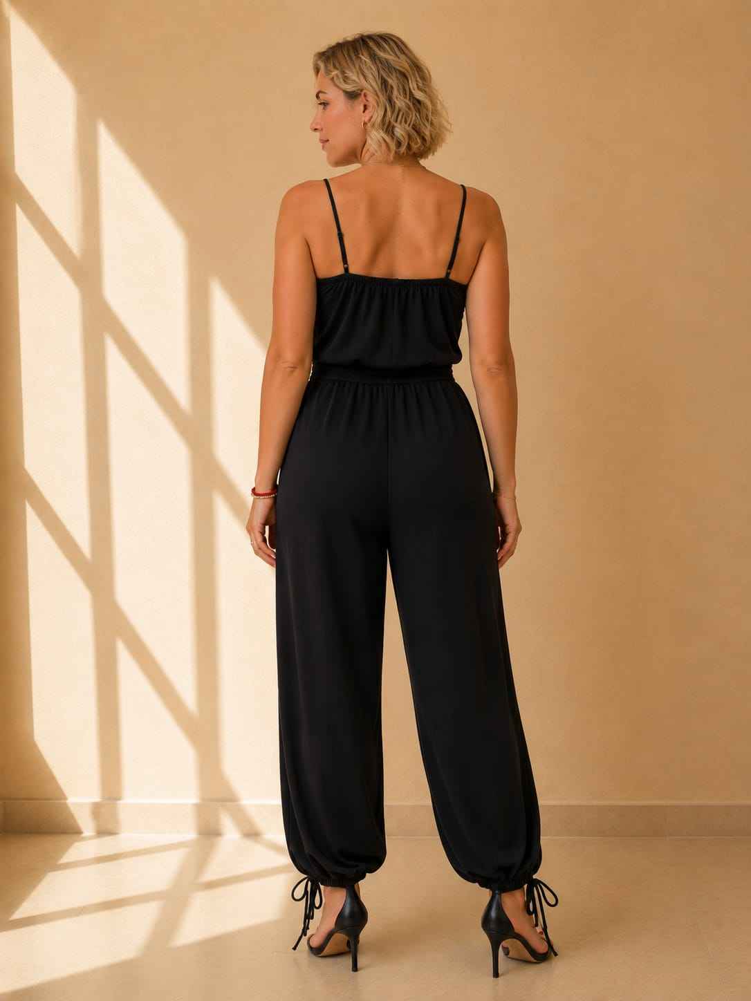Mono Diva Negro de Fiesta – Tirantes Finos y Pantalón Fluido
